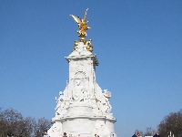 Buckingham Palace Fountain (close).jpg